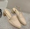 Sandales à talons Peep-toe de luxe classiques pour femmes en cuir véritable Noir / blanc / abricot Boucle à une ligne Sandale ladys Sexy dos creux Talons épais chaussures s