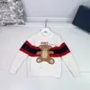 23SS Tasarımcı Bebek Giysileri Moda Şerit Tasarım Çocuk Külot Boyut 100160 CM Karikatür Ayı Baskı Süveteri Uzun Kollu Çocuk Örme Tops Temmuz