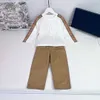 デザイナーベビー服の子供のトラックスーツサイズ100-160 cm 2pcsメッシュパネル長袖丸い首のセーターとカーキパンツ7月05