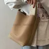 드로 스트링 2023 카키 여자 복합 PU 가죽 레트로 버킷 핸드백 서비스 쇼핑 가로 Caitlin_fashion_bags