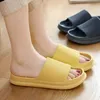 Slipper plataforma grossa banheiro casa chinelos femininos 2023 Moda de verão Sandálias de mulher de sola de sola interior