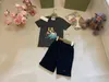 Designer Baby Kleidung Kids Kids Summer Anzugsanzug Größe 90-160 cm 2pcs Cartoon bedrucktes T-Shirt und farbenfrohe Logo gedruckte Shorts Juli 100