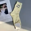Socks Designer de meias British Style Sock Leather Label com pequenas meias de tripulação tridimensional de design quadrado para homens para homens, casal, versão coreana da faculdade, INS Trend