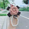 Keychains Luxury Black Camellia äkta läderblomma Keychain Letter Paraply Pendant Car Key Chain Ring for Bag