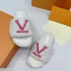 Дизайнерские слайды Slippers Sandals Alphabet Designer обувь плюшевые зимние зимние сандалии с твердым цветом пушистые пушистые тапочки женские повседневные