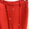 Kvinnors tvådelar röda mode långa byxdräkter för kvinnor 2 uppsättningar metallhål singelknapp kontorsjacka utblåst high street blazer