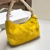 2023 Nouveau sac sous les bras en peluche de mode Nouveau sac fourre-tout de designer Sac à provisions pour femmes Sac à bandoulière Portefeuille de haute qualité pour femmes Sac d'automne et d'hiver de grande capacité