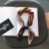 Sjaals sjaals luxe dames zijden satijnen haar mode vierkant geprinte hoofddoek 70 70 cm professionele accessoires ontwerper scarfscarves z230819