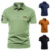 Herrpolos sommar utomhus militär stil shortsleeved lapel tshirt hög kvalitet knapp avslappnad affärsfast färg polo skjorta 230817