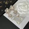 Orecchini a bottone con ciondolo in materiale di rame di design Orecchini di marca di fascia alta Orecchini con lettera per orecchio Goccia intarsiata in cristallo Gioielli da sposa Regalo Accessorio di moda