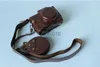 Accesorios de bolsas de cámara NUEVA LUXURY VINTAGE PU Camina de cuero Pu Cubierta de bolsas para Olympus EPL8 E-PL8 Lente eléctrica con diseño de batería abierta HKD230817