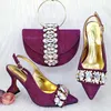 Spares de vestimenta Classics Style Magenta Color and Bags Mujeres nigerianas con bolsas a juego Slipper para boda real PA