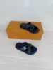Designer Slides Kids Sandals Letter Printed Cross Woven Tape Baby Slippers Storlek 26-35 Summer Barnskor Box Packaging Juni25