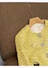 2023 Осень Желтый Двух Кусок наборы платья с длинной рукавом круглая шея твидовая однорастого пальто квадратный камизол Коллект юбки Комплект.