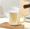 A mais recente caneca de café de 14,2 onças em cerâmica com alça de café com colheres de tampa, muitos estilos para escolher, apoiar a personalização de qualquer logotipo