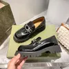 Lyxiga kvinnor casual skor plattformar läder loafer låsande g- läderplattform loafers retro slip på penny remmar luggade gummisulor runt tå 35-40box