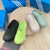 Sandales de couleur de bonbons pour femmes Sandals pour hommes de la mode masculine de vacances en plein air lettre en caoutchouc 3D Pantoues d'impression 34-45