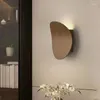 Lâmpadas de parede Lâmpada de madeira moderna led de nogueira simples decoração de salão de mesa de cabeceira de mesa de cabeceira espelho de quarto ella de escada interior