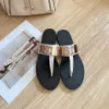 Marka Mo Schino Metal Mektup Logo Flip Flops Terlik Kadın Tasarımcı Sandalet Slayt Kauçuk Düz Tanga Üst Kalı gündelik Ayakkabı Plaj Havuz Katırları Yaz Açık Moda Kaydırıcıları