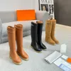 Bota alta de couro de bezerro liso Fivela Slip-On Knight Boots de couro de salto grosso Botas de equitação de dedo do pé redondo designers de luxo apartamentos salto de borracha sola feminina bota