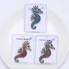 Broschen funkelnde Strass Seahorse 3-Farben Sea Animal Office Casual Party täglicher Bekleidungsanzug Erklärungen Stifte Schmuckgeschenke