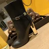 Botas de tobillo de moda Zapatos de diseñador famosos Correa de hebilla a través de tacones altos galvanizados ahuecados Botas clásicas de piel de vaca con punta redonda para mujer con caja 35-42