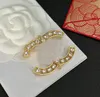 Tasarımcı Marka Mektubu Broşlar Erkek Kadın Lüks Malzeme Broş Bronz Giyim Pimleri Kaçuk Kristal İnci Düğün Mücevher Aksesuarları