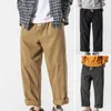Męskie spodnie pozostają chłodne wygodne w tych stylowych spodniach sznurkowych z kieszeniami do codziennego noszenia
