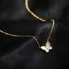 Подвесная ожерелья корейская версия Акриловая бабочка подвесная ожерелье для женщин Золотое ожерелье бабочки Простые элегантные украшения оптом J230817