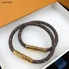 23SS Bracelets مصمم للنساء سوار عالي الجودة مع نساء مربعات رجال أساور جلدية بنية اللون البني القديم