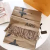 Nuova sciarpa del designer di lusso a V 100% Cashmere Sciallo spesso inverno inverno caldo Fringe Pashmina Scarf