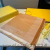 Żółtawo -pomarańczowy szalik pełny druk, designerski kwadrat, luksusowa marka, szalik, jesień i zimowe produkty, wysokiej jakości i wysokiej wersji, rozmiar: 140*140 cm W016