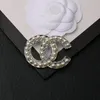 Marka 18K złoty luksusowe broszki projektanta biżuteria Kobiety Rhinestone Pearl Letter Broothes Suit Pin moda biżuteria Kobiety