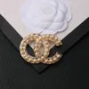 Marque 18K Plaqué Or De Luxe Broches Designer Bijoux Femmes Strass Perle Lettre Broches Costume Pin Bijoux De Mode Femmes Accessoire Marry Wedding Party Gift