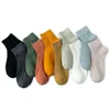 Herrensocken 3 Paare hochwertige Baumwollmänner atmungsaktives lässiges weiches Geschäftskleid Solor Fashion Simple Male's Middle Tube Sosk