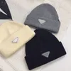 Örme Şapkalar Tasarımcılar Kadın Kış Kafatası Kapağı Beanie Kulak Koruma Sıcak Rüzgar Geçirmez Şapka Moda Günlük Açık Seyahat Kayak Giyilebilir Bonnet Siyah Gri PJ019