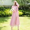 Trench femminile 2023 Spring e autunno Autunno Ginnio Medio Temperamento di abbigliamento a vento rosa abbigliamento