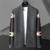 Herrtröjor Pocket Men Cardigan Fashion Märke Autumn Winter Designer Plus Size England Style Spliced ​​Color Knit Jacket 230816