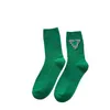 2022 Printemps / été Black and White Letter Femme's Mid Longle Socks Ins Tidal Triangle Simple College Style Pure Coton Green Choques
