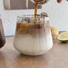 Vinglas i glas kopp randig kaffe hushåll mjölk frukt te koppar cocktail juice kall dryck vatten flaskan dryck.