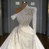 2023 Sexy Luxury Dubai Pearls Mermaid Trouwjurken Illusie Parels Beadings één schouder Satijn Satijn Lange mouw Overskirts Plus Size Bridal Jurns Vestidos de novia