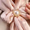 Broches cruz pérola forma cachecol fivela de cristal para mulheres lenços ocos broche jóias acessórios de roupas