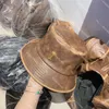 Hot Sale Metal Letter Hink Hatts Leather Fisherman Hat Caps Män Kvinnor Läder Sol Caps