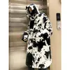 Зима сгущается негабаритная корова с печеной с капюшоном длинное искусственное изделия, меховое пальто женщины пушистый искусственный мех