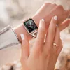 As tiras adicionam bling ao seu relógio com nossa banda de diamante metálica compatível com a série Apple Watch 8/7/6/5/4/3/2/1/se/ultra brilhante e estilos