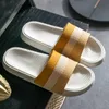 Slipper Fashion Striped Slippers Couple Femmes Fémires de plate-forme épaisse Loisure muette Maison intérieure maison Sandales d'été non glissées Chaussures de bain R230816