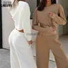 Pantaloni da donna a due pezzi laisiyi tuta autunnale abiti a due pezzi per le donne top crop a maniche lunghe e pantaloni a gamba larga set di abiti da pista chic di fitness j230816