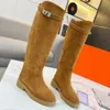 Bota alta Piel de becerro lisa Hebilla Botas de caballero sin cordones Tacón grueso Cuero Punta redonda Botas de montar hasta la rodilla Diseñadores de lujo Pisos Tacón Suela de goma Bota de mujer