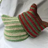 Automne et hiver Nouveau crochet à la main petit diable Stripe Stripe Woolen Chatte de laine pour femmes Chautes chaudes et mignonnes (pain en forme d'oreille de chat cuit à la vapeur) Chapeau tricoté