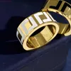 89nc Ring Made in Italie Designer F Extravagant ENAMEL HOLLOW GOLD Silver Rose en acier inoxydable en acier noir blanc femmes hommes Bijoux de mariage des dame cadeaux 6 7 8 9